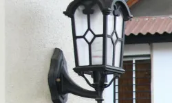 ما هي مادة الجسم وغطاء أضواء الحديقة؟